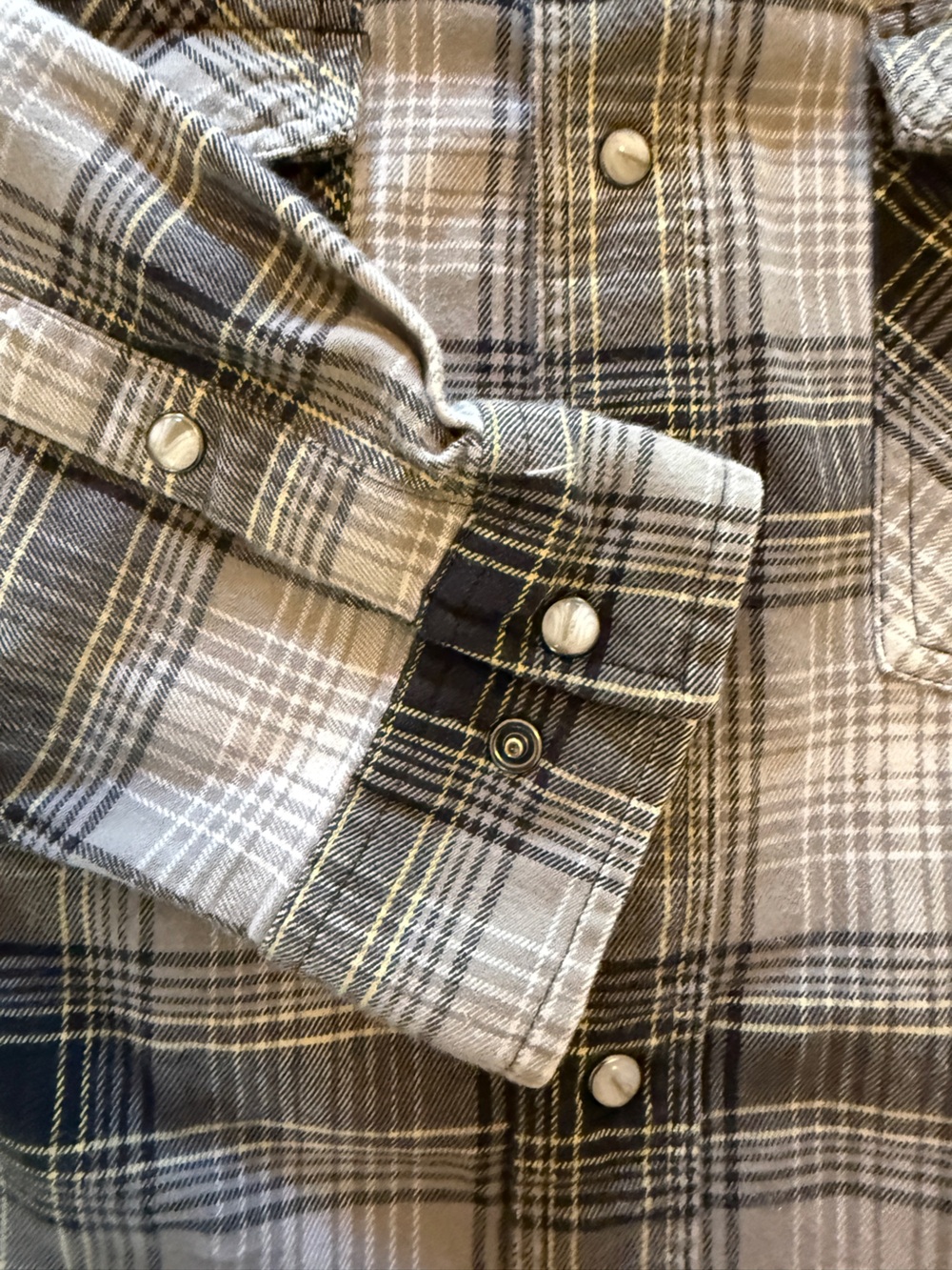 Carhartt Relaxed Fit Flannel Shirt – Men’s Large – Gray/Tan Plaid – Snap Front - Picture 7 of 9